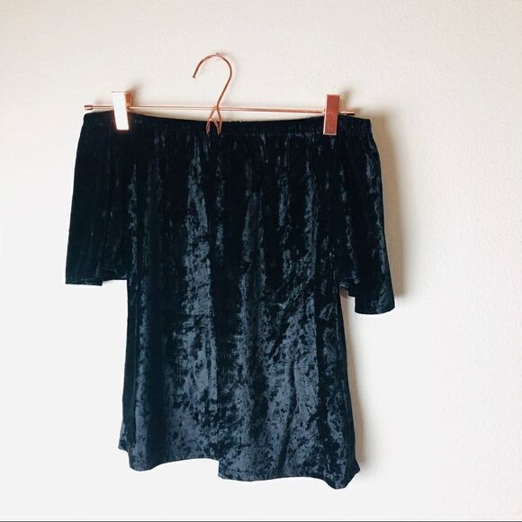 NWOT Francesca’s Collections Black Velvet Off Shoulder Top Small - Picture 2 of 7